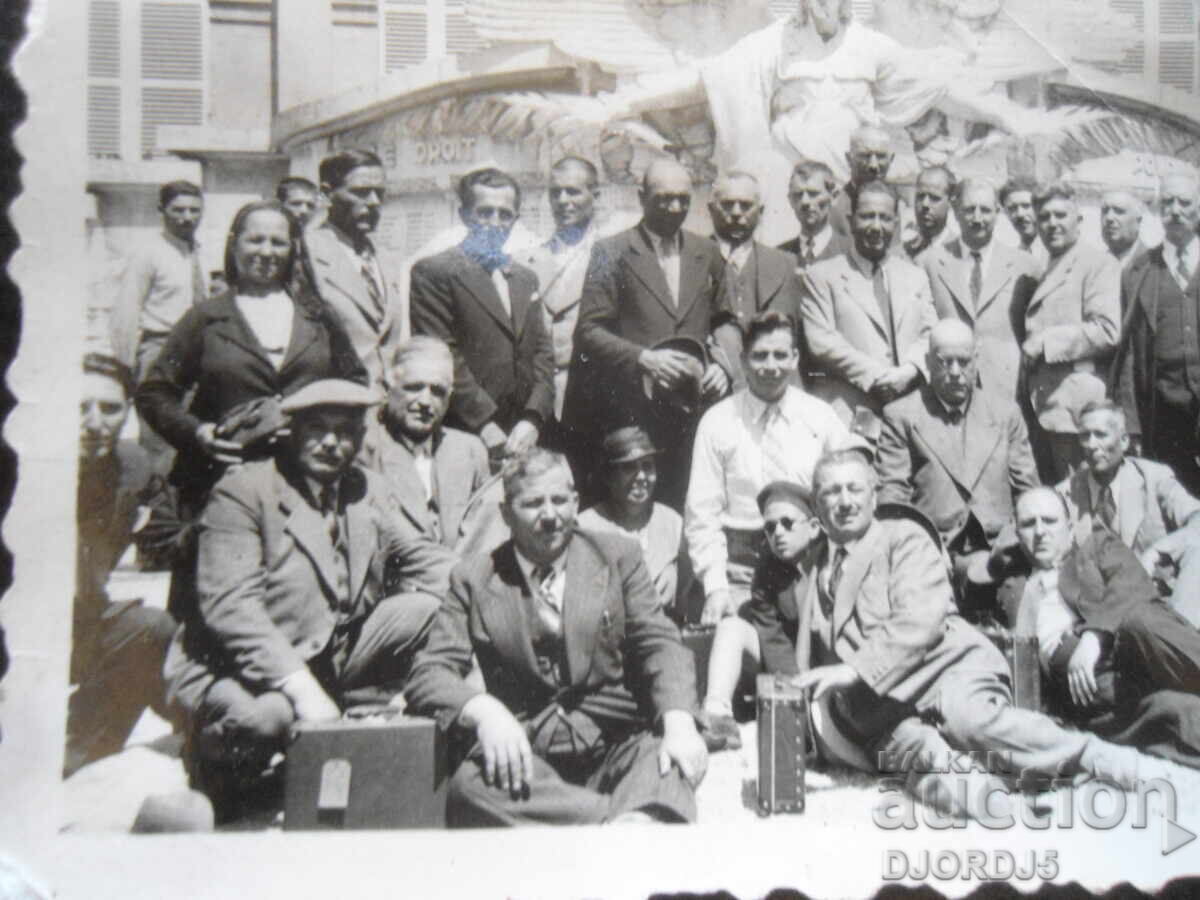 Стара снимка, Яперней, предъ общинския домъ с цена 3.00 лв. | € 1.53 Стара снимка, Яперней, предъ общинския домъ с цена 3.00 лв. | € 1.53