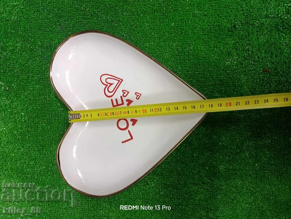 Όμορφη πορσελάνινη πιατέλα σε σχήμα καρδιάς με τιμή 10.00 BGN | € 5.11 Όμορφη πορσελάνινη πιατέλα σε σχήμα καρδιάς με τιμή 10.00 BGN | € 5.11