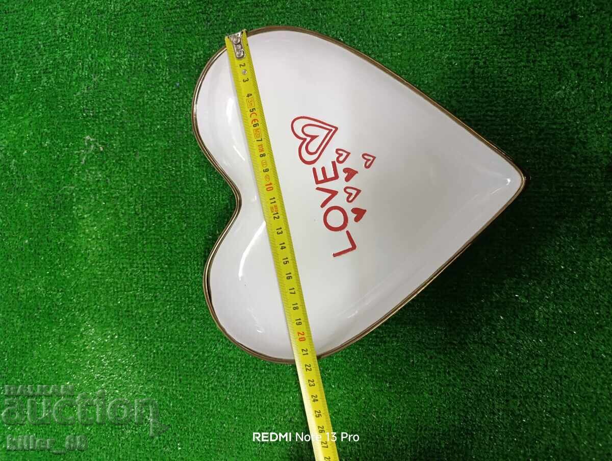 Δημοπρασία Όμορφη πορσελάνινη πιατέλα σε σχήμα καρδιάς Δημοπρασία Όμορφη πορσελάνινη πιατέλα σε σχήμα καρδιάς