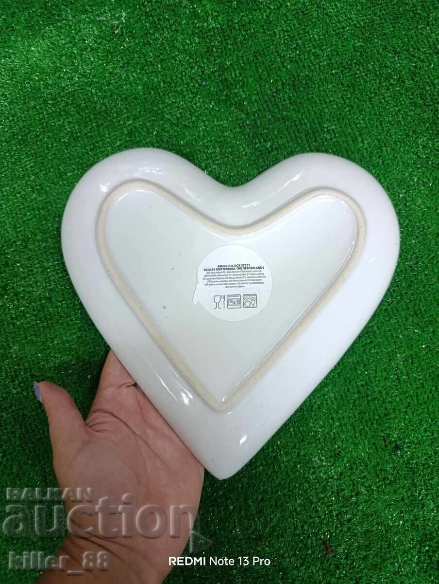 Παράδοση Όμορφη πορσελάνινη πιατέλα σε σχήμα καρδιάς Παράδοση Όμορφη πορσελάνινη πιατέλα σε σχήμα καρδιάς