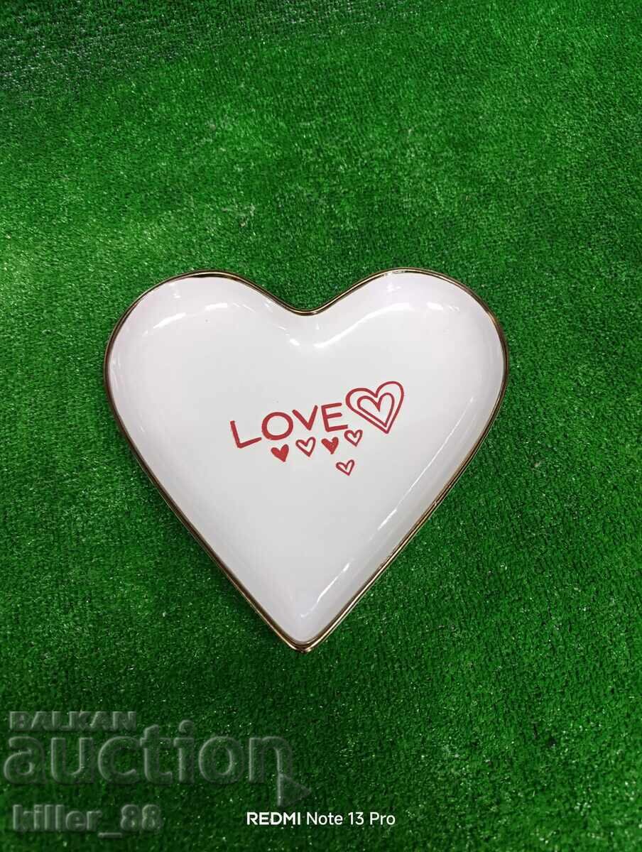 Όμορφη πορσελάνινη πιατέλα σε σχήμα καρδιάς Όμορφη πορσελάνινη πιατέλα σε σχήμα καρδιάς