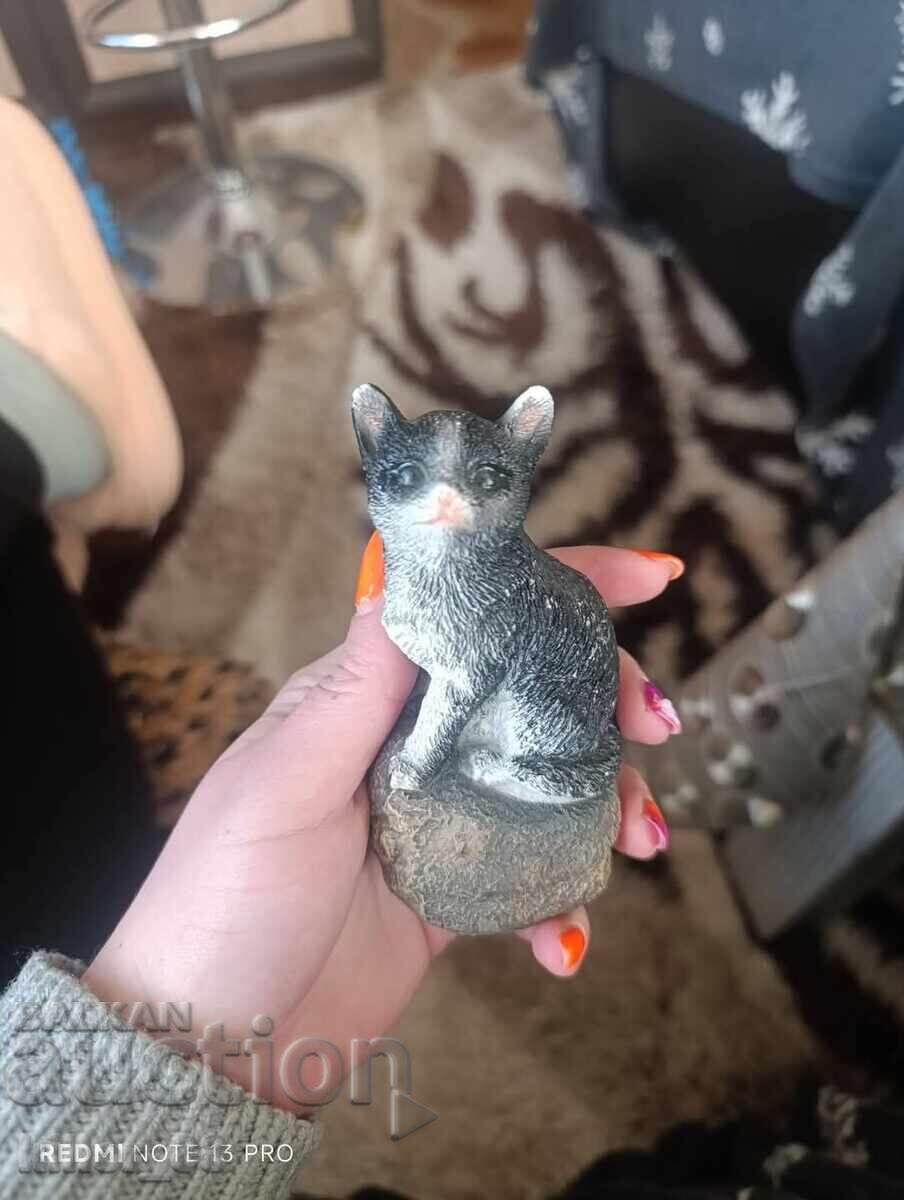Μικρό χαριτωμένο ειδώλιο γατάκι