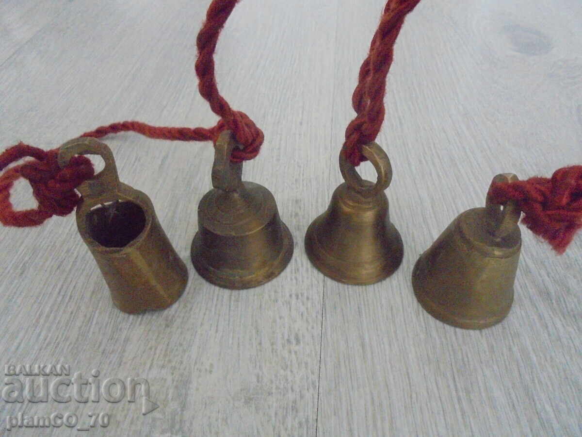 Доставка на №*8282 Стар комплект от четири малки месингови звънчета Доставка на №*8282 Стар комплект от четири малки месингови звънчета