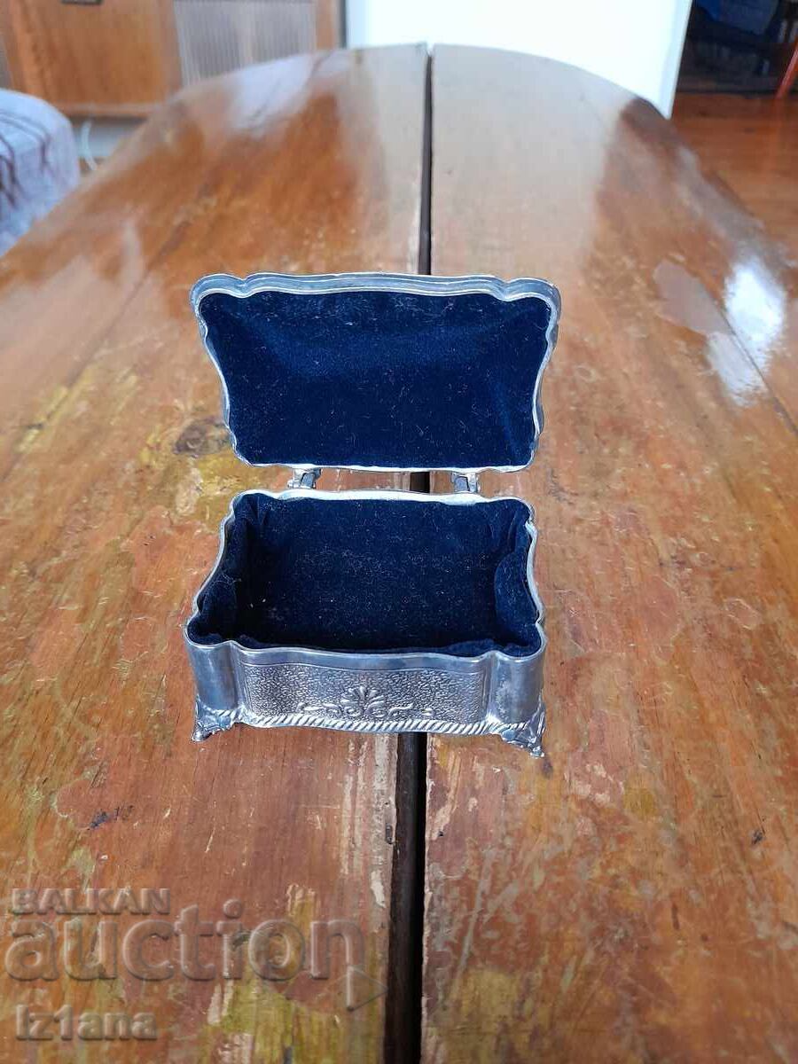 Παλιά κοσμηματοθήκη με τιμή 45.00 BGN | € 23.01 Παλιά κοσμηματοθήκη με τιμή 45.00 BGN | € 23.01