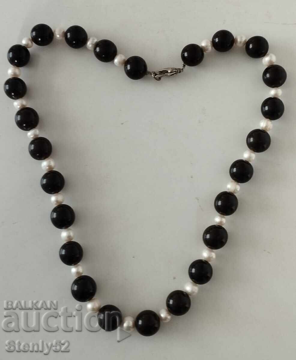 Colier cu chihlimbar închis și perle naturale albe 72.93 gr