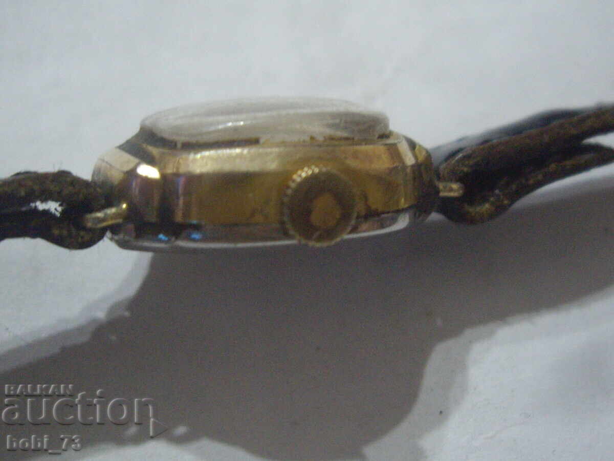 Delivery of Women's gold-plated watch Delivery of Women's gold-plated watch