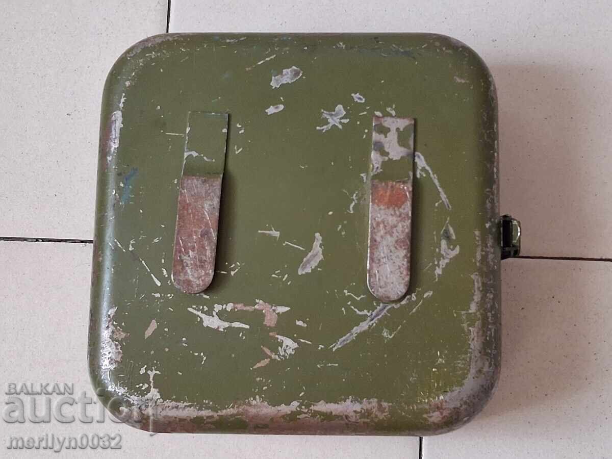 Παλιό μεταλλικό κιβώτιο πρώτων βοηθειών από όχημα μάχης με τιμή 44.00 BGN | € 22.50