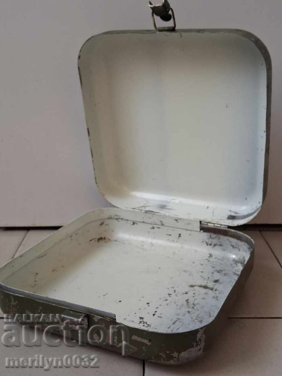 Παράδοση Παλιό μεταλλικό κιβώτιο πρώτων βοηθειών από όχημα μάχης