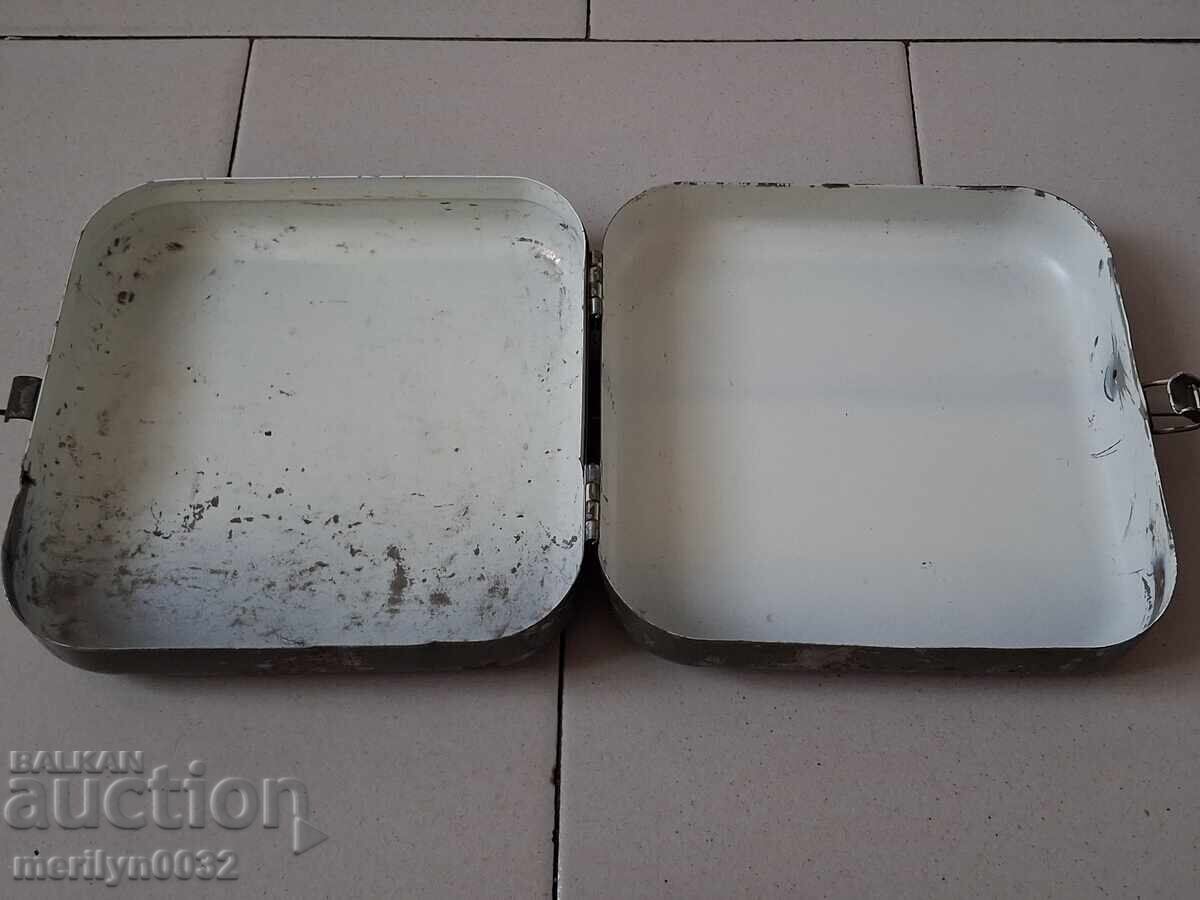 Παλιό μεταλλικό κιβώτιο πρώτων βοηθειών από όχημα μάχης - 5