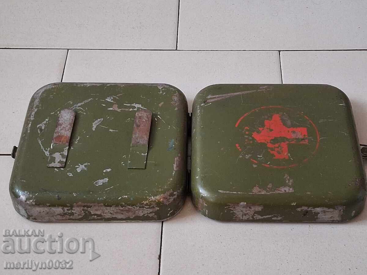 Παλιό μεταλλικό κιβώτιο πρώτων βοηθειών από όχημα μάχης - 6