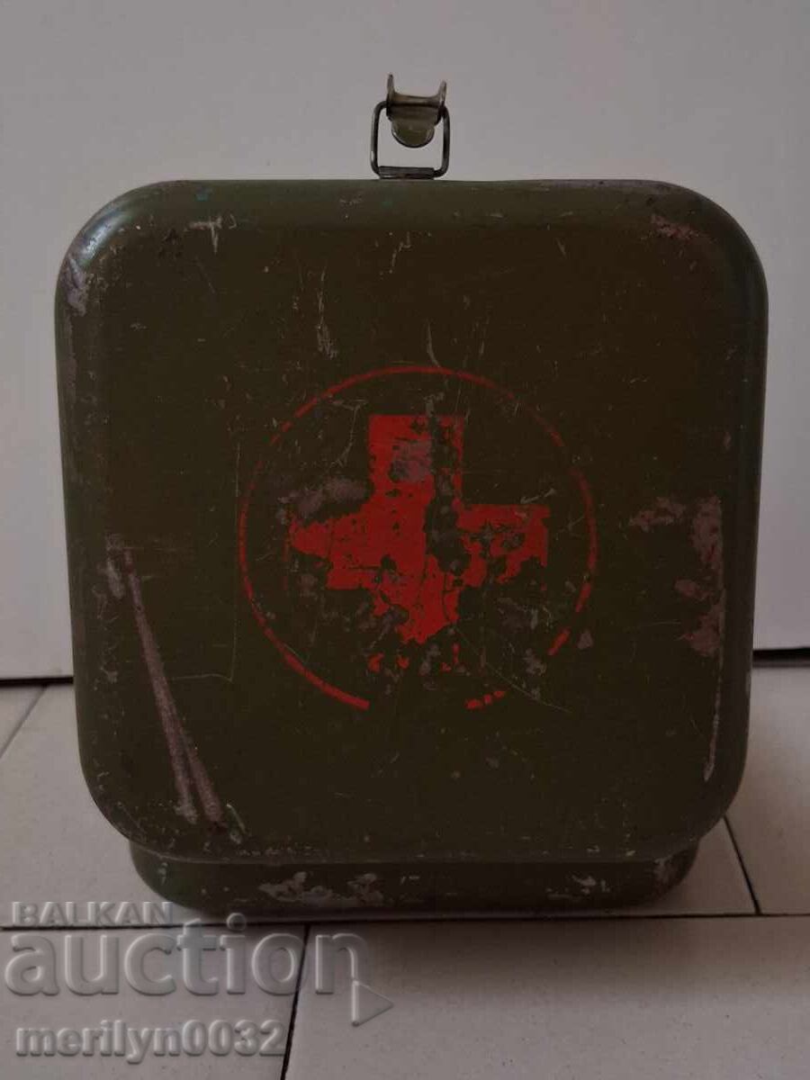 Παλιό μεταλλικό κιβώτιο πρώτων βοηθειών από όχημα μάχης - 7