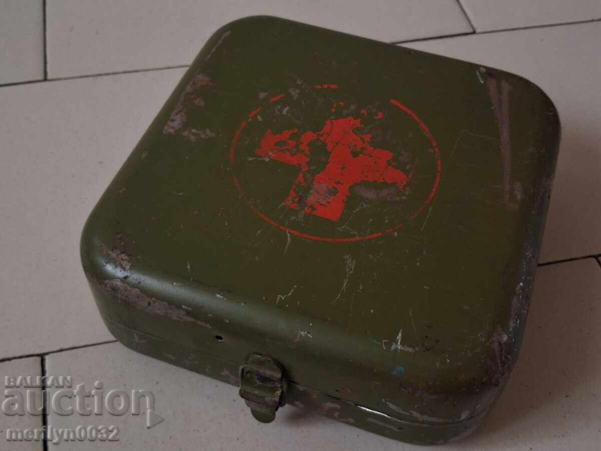Παλιό μεταλλικό κιβώτιο πρώτων βοηθειών από όχημα μάχης