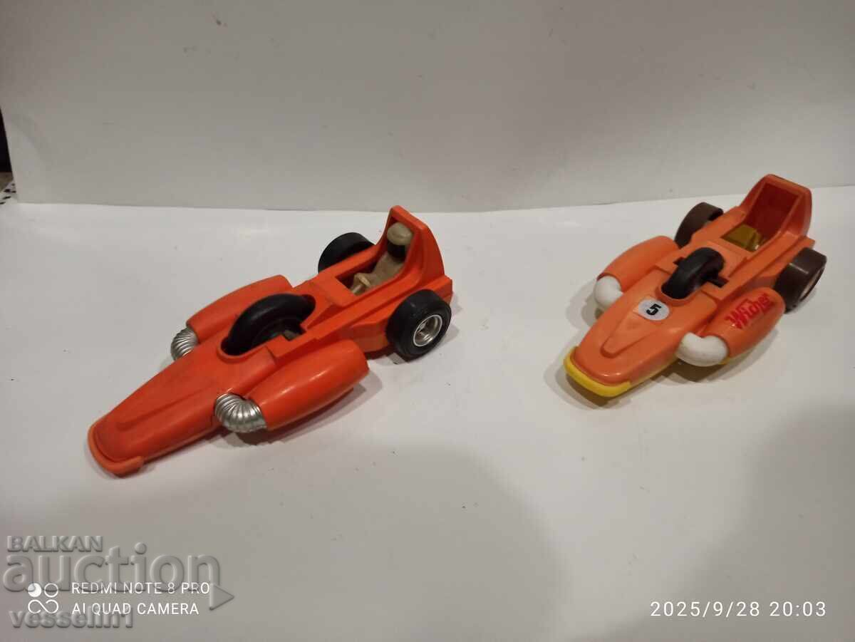 Две стари играчки колички от соца с механизъм с цена € 14.00 | 27.38 лв.