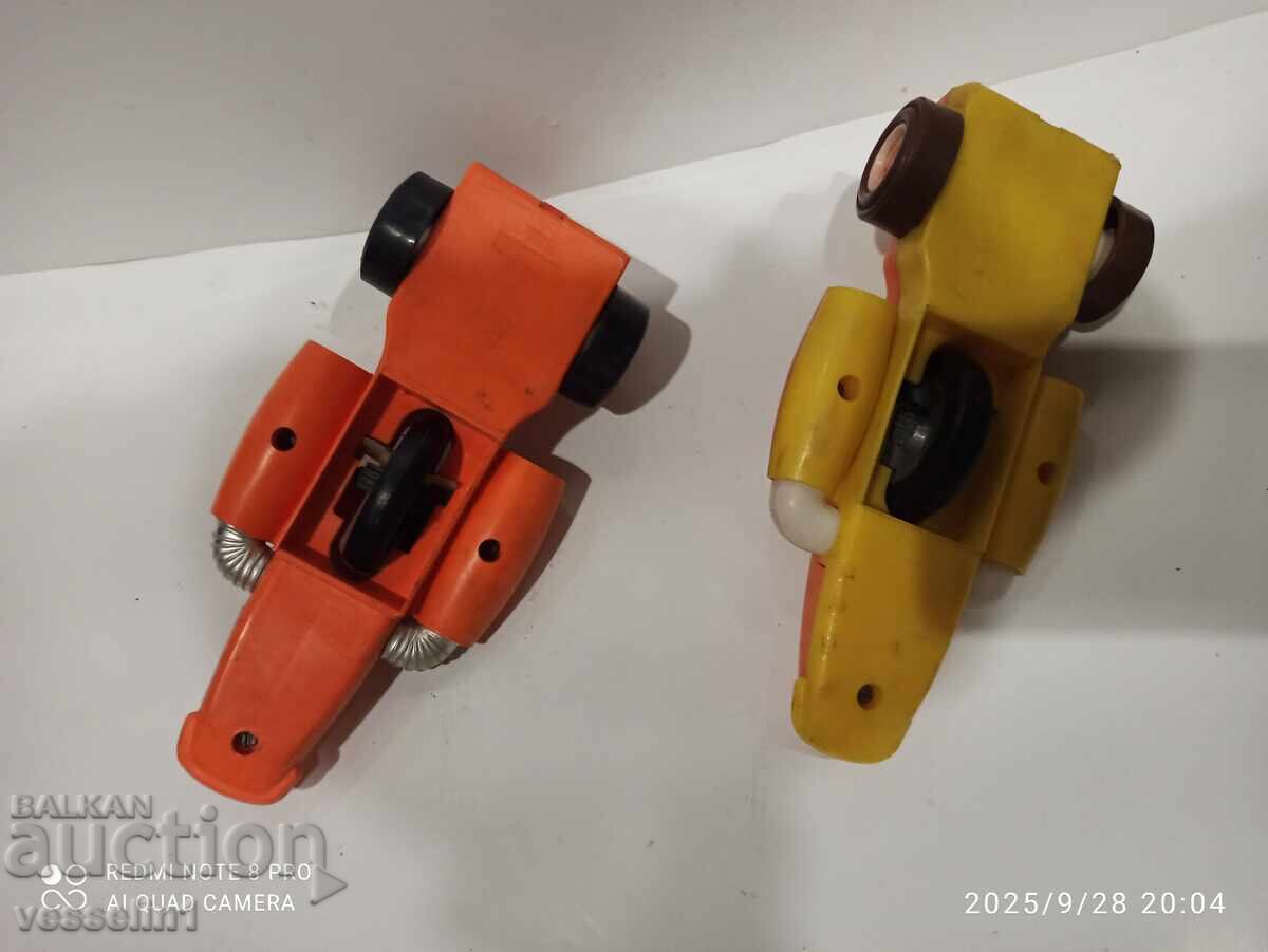 Παράδοση Δύο παλιά παιχνίδια αυτοκινητάκια από την εποχή του σοσιαλισμού με μηχανισμό