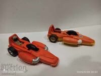 Două mașinuțe de jucărie vechi din epoca socialistă cu mecanism