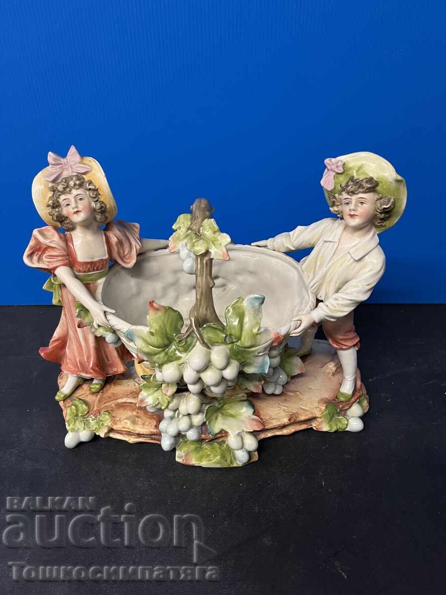 Jardiniere frumoasă, din porțelan cu preț 180.00 BGN | € 92.03