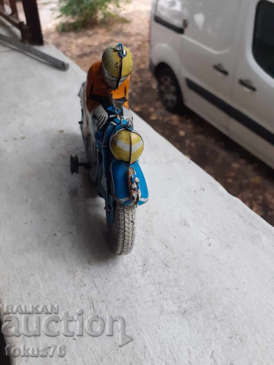 Licitație Jucărie veche de tablă cu mecanism - motociclist motociclist