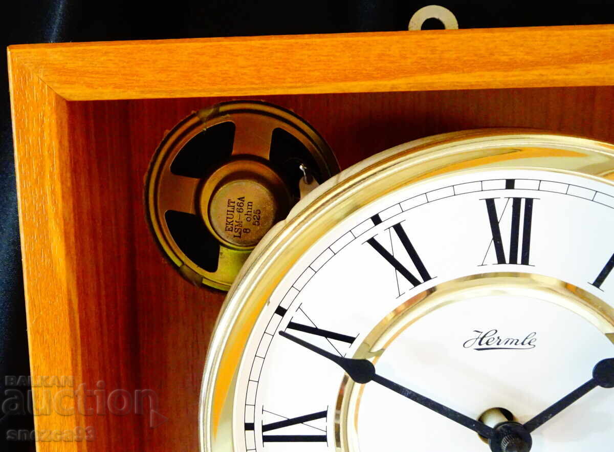 Delivery of German wall clock with pendulum, melodic gongs
