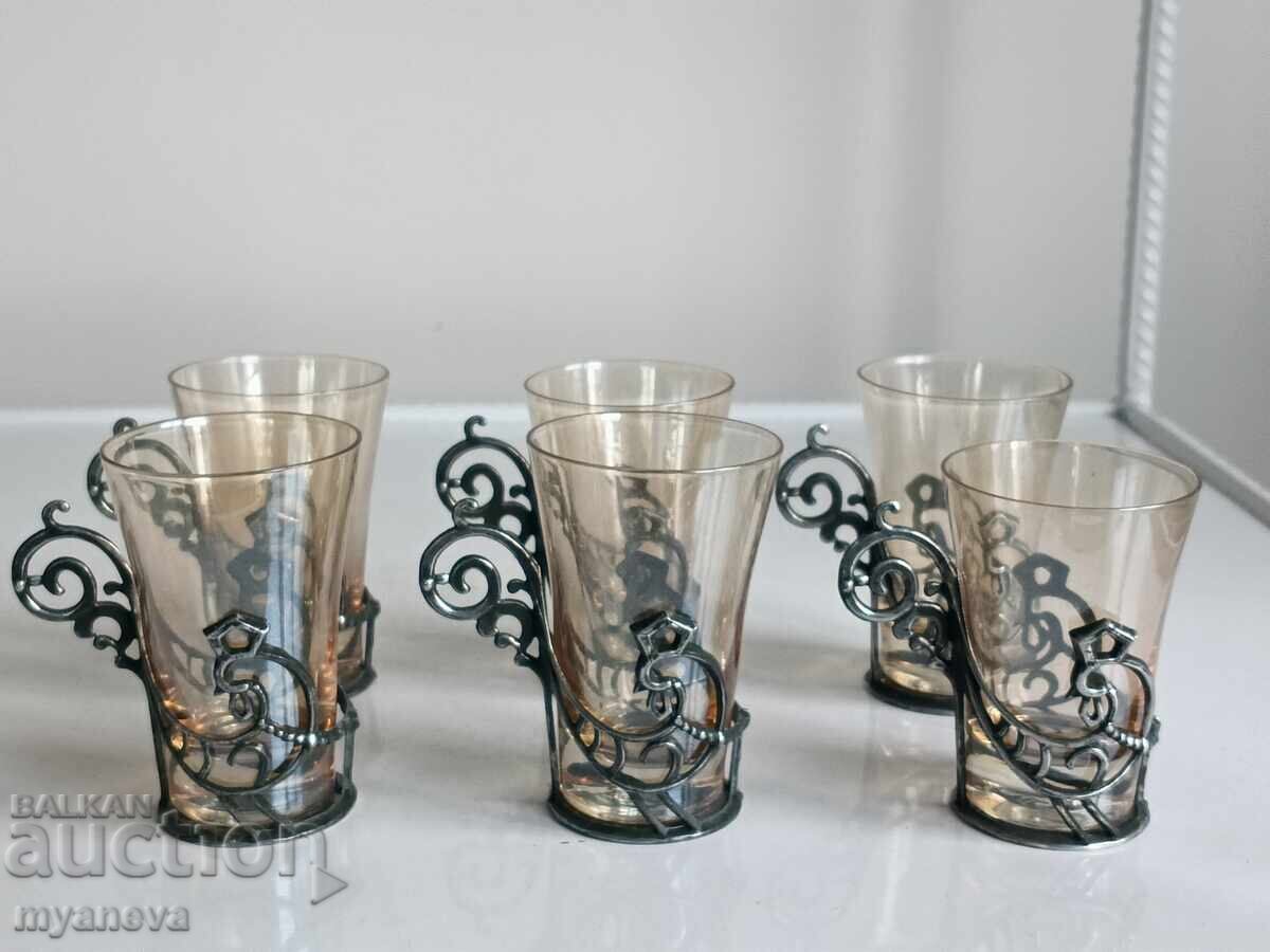 Παράδοση Vintage, ρωσικά, γυάλινα ποτήρια σε ποτηροθήκες από την εποχή του Σοσιαλισμού