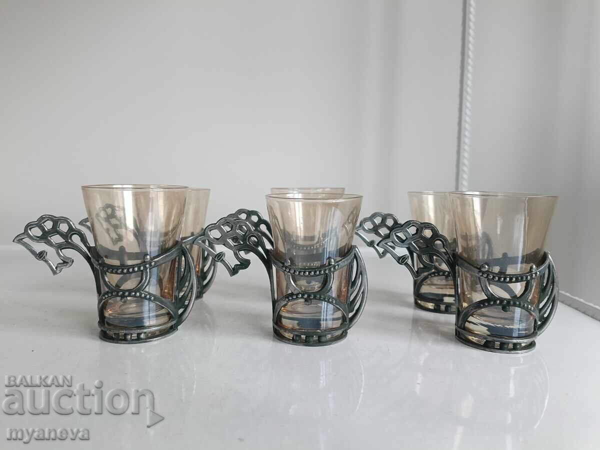 Vintage, ρωσικά, γυάλινα ποτήρια σε ποτηροθήκες από την εποχή του Σοσιαλισμού