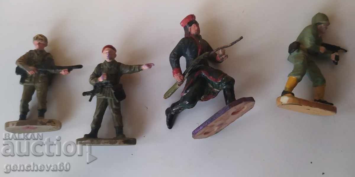 Lot soldați de plastic retro cu preț € 10.00 | 19.56 BGN