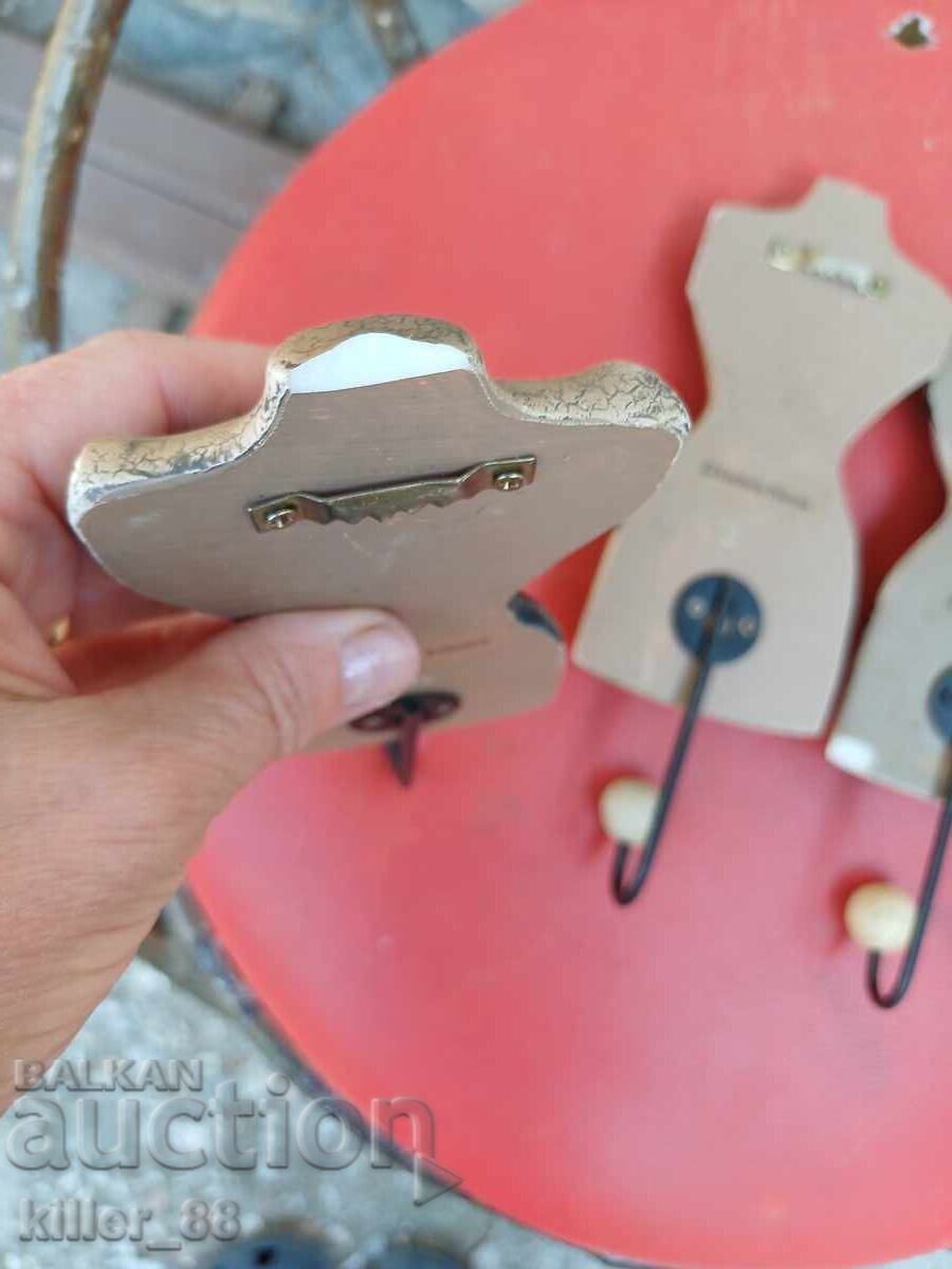 Закачалки с видни леки счупвания с цена € 12.78 | 25.00 лв.