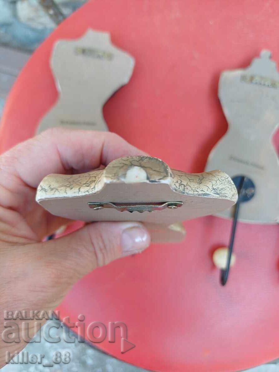 Аукцион Закачалки с видни леки счупвания