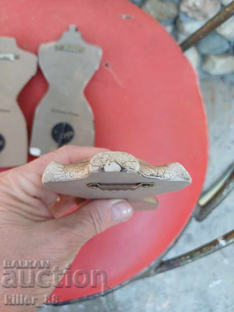 Hangers with visible minor damage - 5