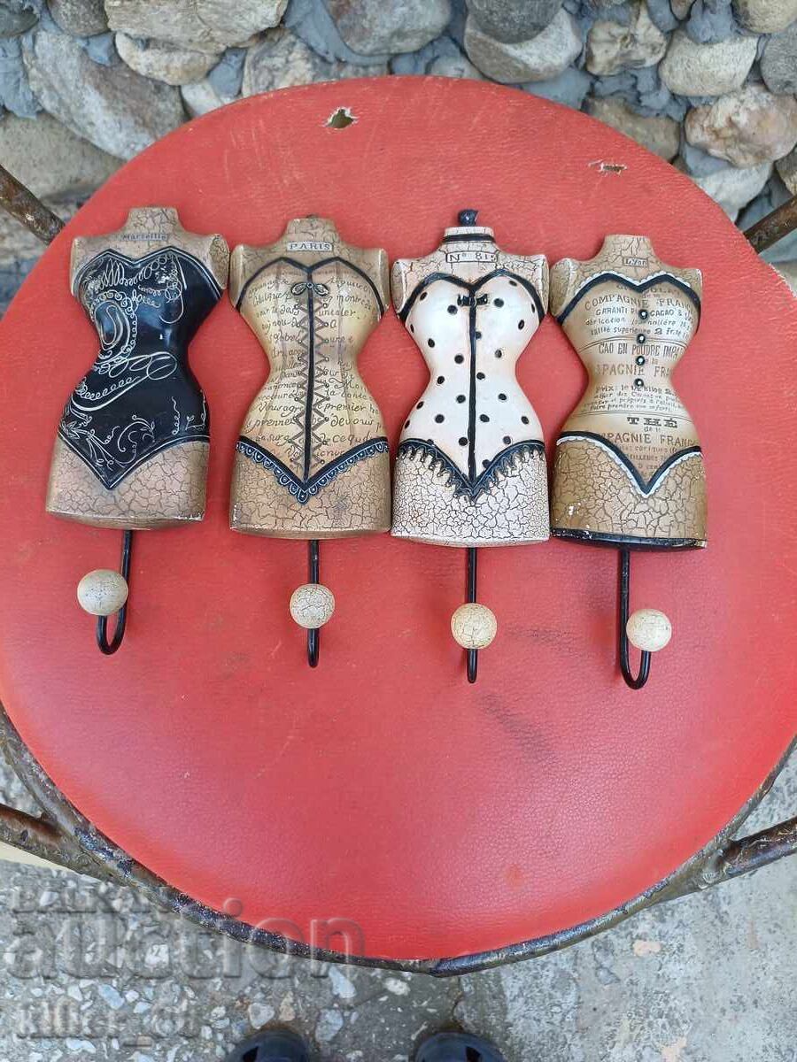 Закачалки с видни леки счупвания