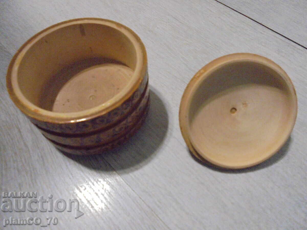 №*8284 Παλιό ξύλινο κουτί με διακοσμητικά με τιμή 20.00 BGN | € 10.23