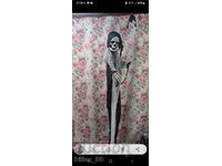 Vrăjitoare cu ochi luminoși și care scoate sunete stridente