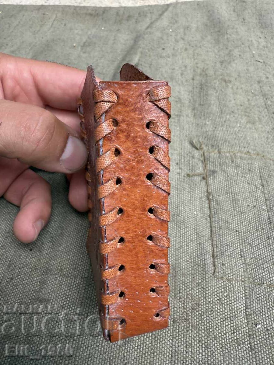 Кожена табакера за цигари от соца с цена € 12.78 | 25.00 лв.