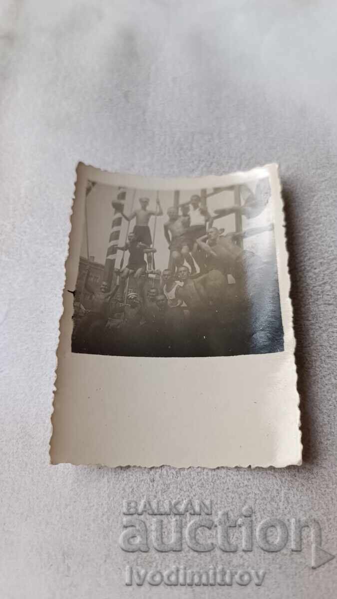 Снимка Войници голи до кръста Снимка Войници голи до кръста