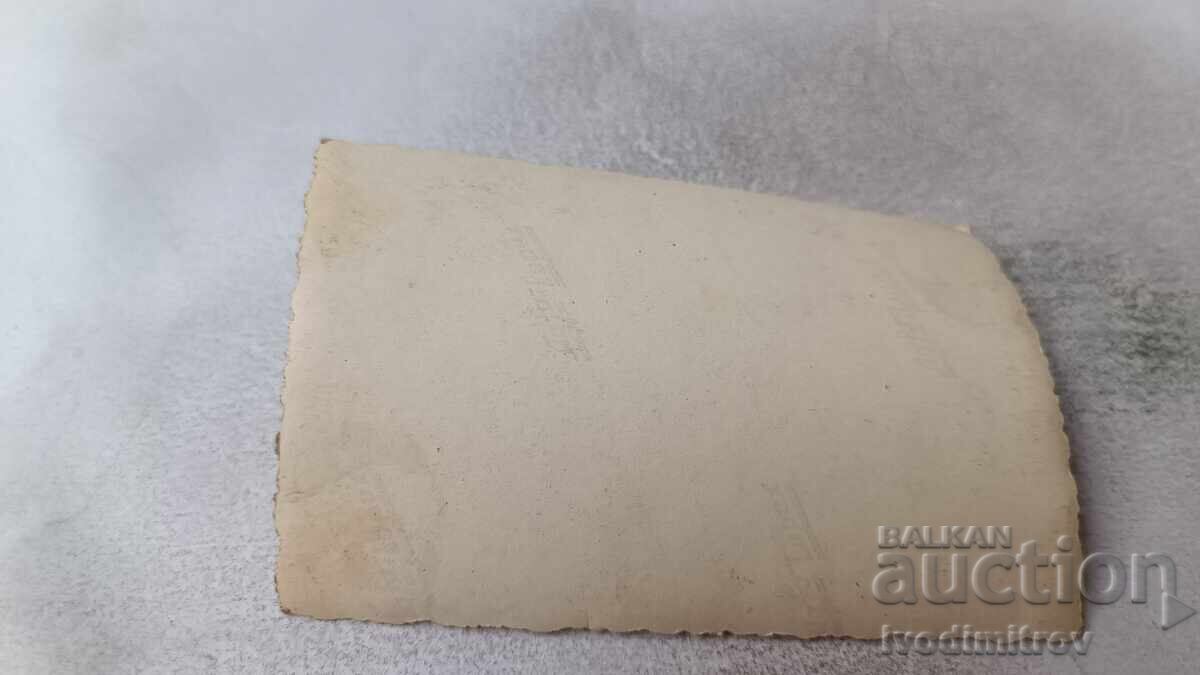 Снимка Войници голи до кръста седнали на стълби с цена 2.45 лв. | € 1.25 Снимка Войници голи до кръста седнали на стълби с цена 2.45 лв. | € 1.25