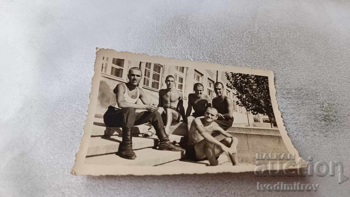 Снимка Войници голи до кръста седнали на стълби Снимка Войници голи до кръста седнали на стълби