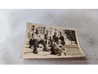 Φωτογραφία Γυμνοί μέχρι τη μέση στρατιώτες κάθονται σε σκαλοπάτια