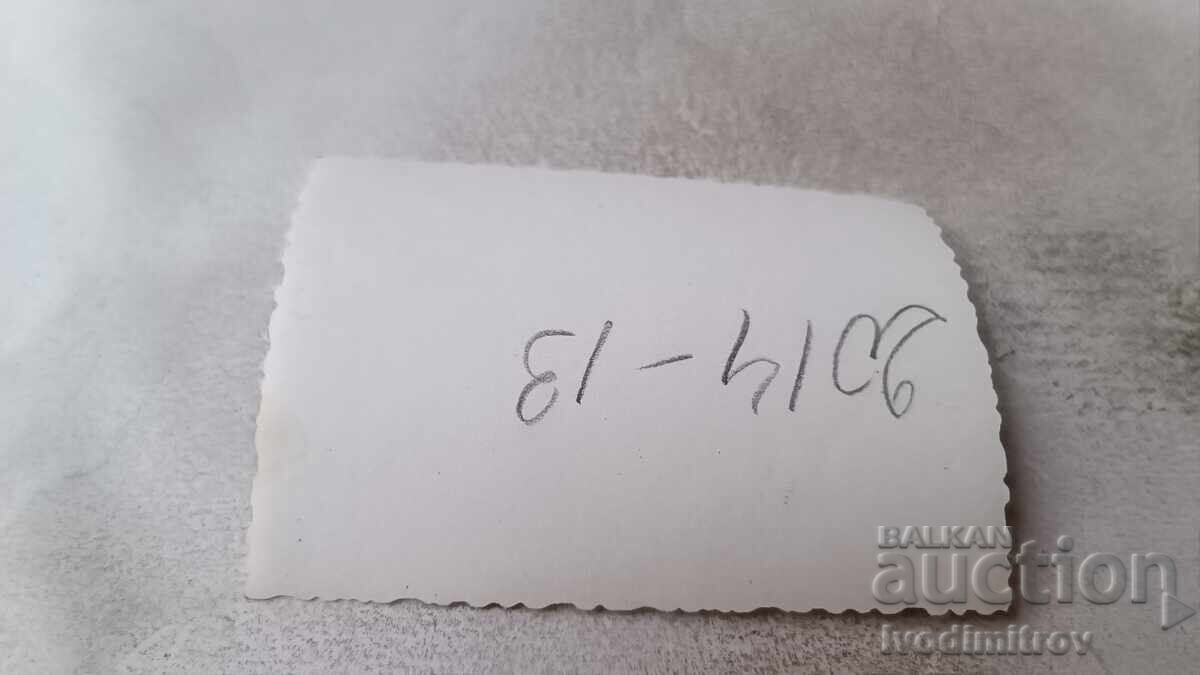 Φωτογραφία Νέου που κάθεται σε βράχο στην παραλία με τιμή 2.15 BGN | € 1.10