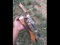 Cuțit frumos și atractiv, lucrat manual și teacă din lemn