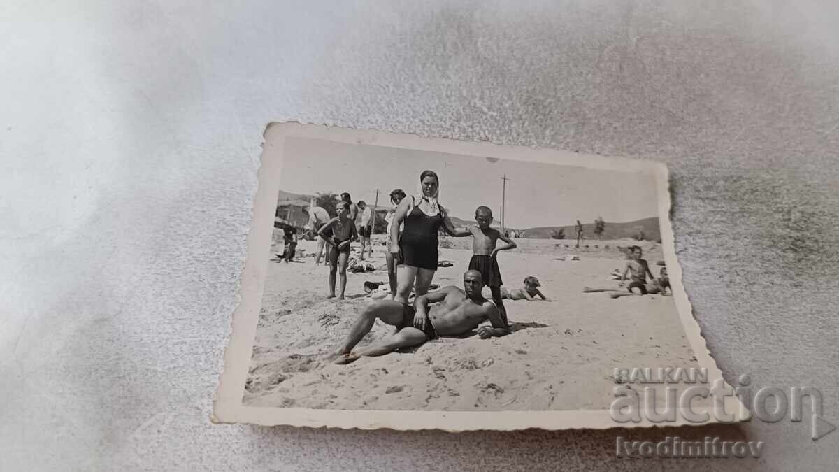 Φωτογραφία ενός άνδρα και ενός αγοριού στην παραλία Φωτογραφία ενός άνδρα και ενός αγοριού στην παραλία