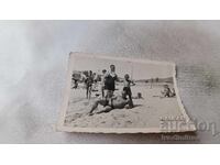 Φωτογραφία ενός άνδρα και ενός αγοριού στην παραλία