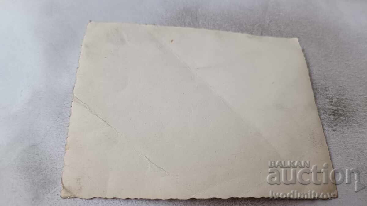 Φωτογραφία Άνδρας και αγόρια με βάρκα στην ακτή της θάλασσας με τιμή 1.85 BGN | € 0.95