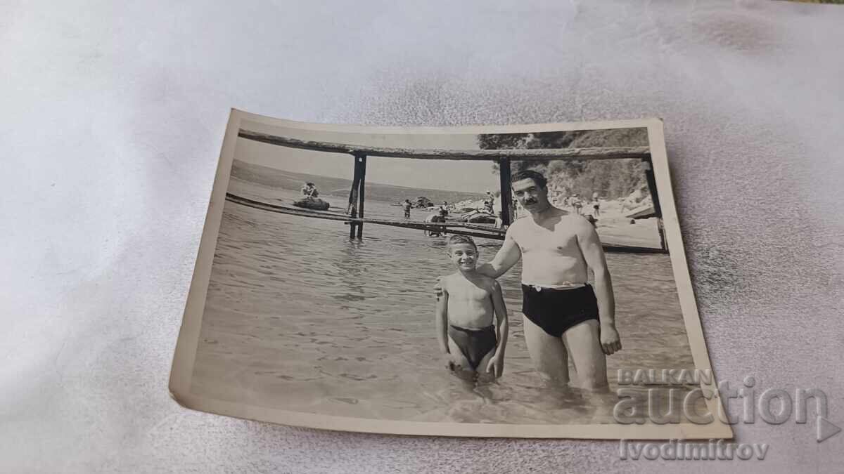 Φωτογραφία Στάλιν Άνδρας και αγόρια στην παραλία 1956 Φωτογραφία Στάλιν Άνδρας και αγόρια στην παραλία 1956