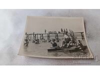 Φωτογραφία Άνδρας και αγόρι με θαλάσσιο ποδήλατο στη θάλασσα