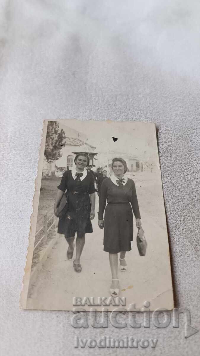 Photo Lovech Two young girls on a walk Photo Lovech Two young girls on a walk