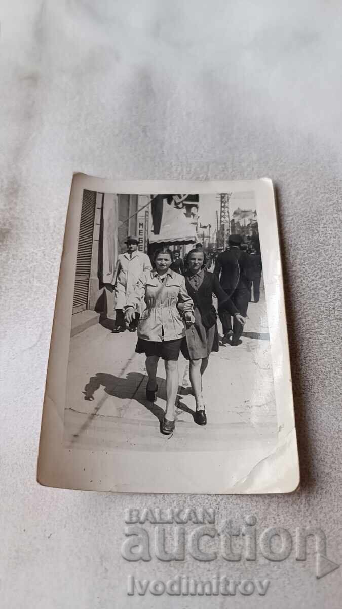 Φωτογραφία Σοφία Δύο νεαρά κορίτσια για μια βόλτα Φωτογραφία Σοφία Δύο νεαρά κορίτσια για μια βόλτα