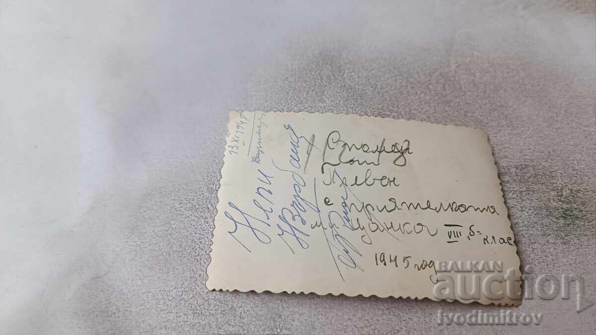 Снимка Плевен Две млади жени на разходка 1945 с цена 2.45 лв. | € 1.25