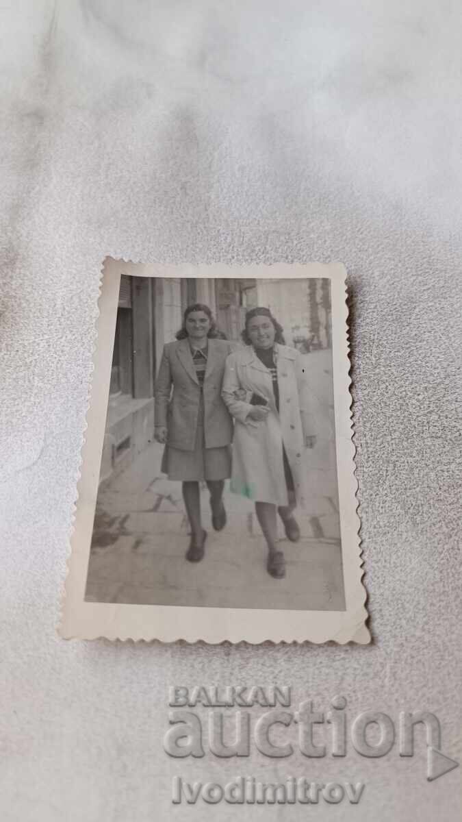Снимка Плевен Две млади жени на разходка 1945
