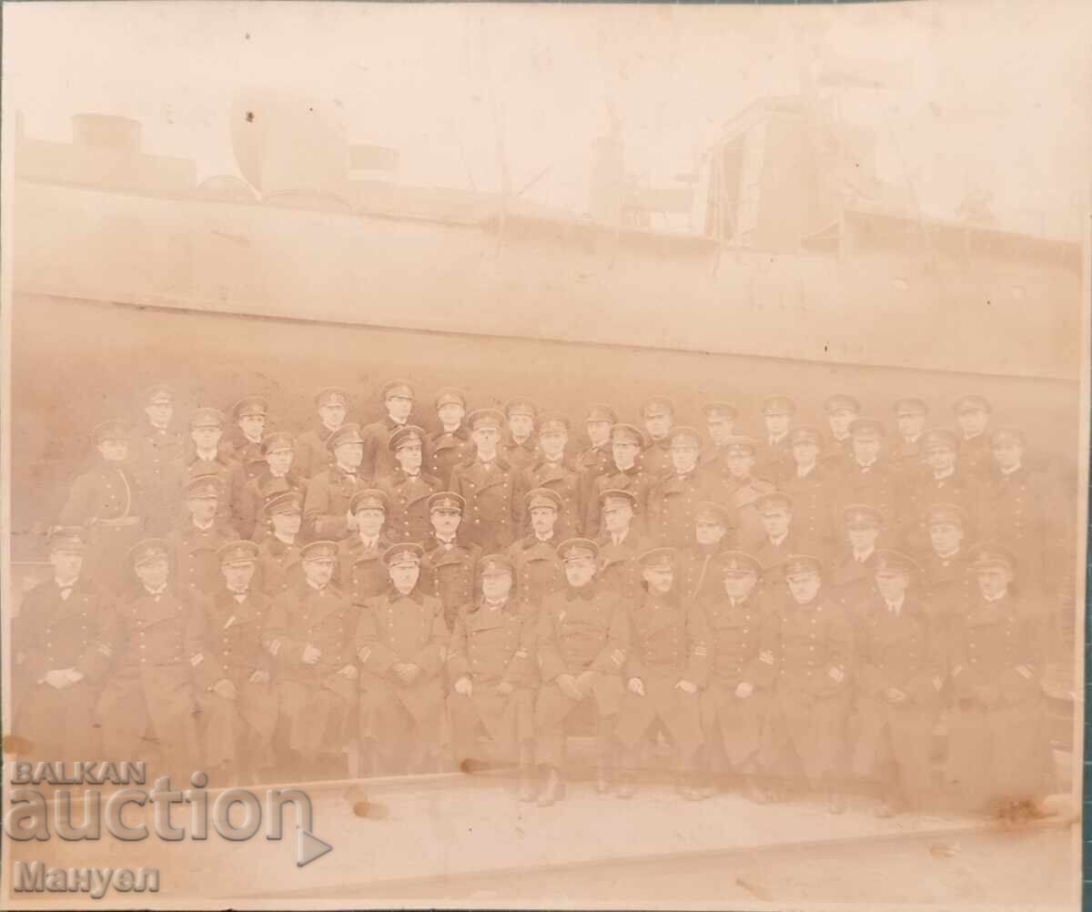 Ομαδική φωτογραφία μπροστά σε πολεμικό πλοίο αξιωματικών, Κ. Βουλγαρία με τιμή 34.90 BGN | € 17.84