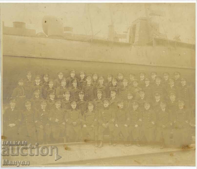 Ομαδική φωτογραφία μπροστά σε πολεμικό πλοίο αξιωματικών, Κ. Βουλγαρία