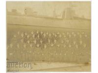 Групова снимка пред военен кораб на офицери, Ц.България.